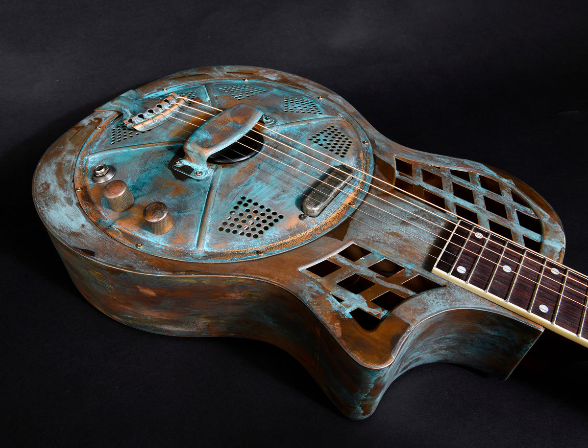 JR-994, corps en laiton"Brass Rust", manche acajou, touche palissandre, micro simple, résonateur single cone, soft case