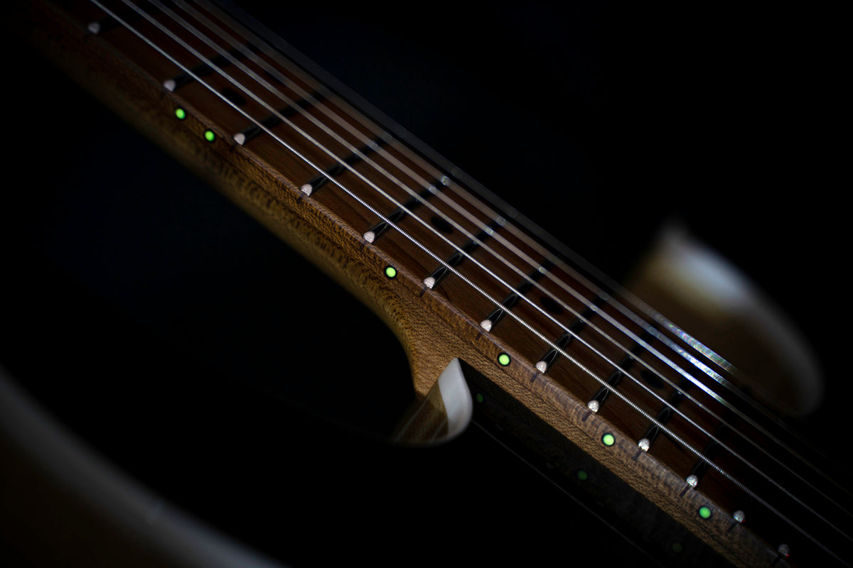 G290 FAT II, corps sassafras, table érable flammé, manche et touche érable torréfié, 2 micros Voiced Tone VTH-77, blue burst