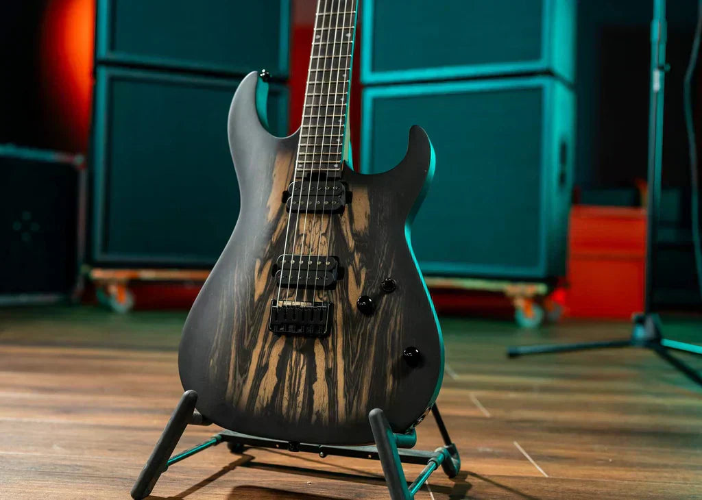 Cort KX500 Pale Moon : une guitare moderne taillée pour le high-gain