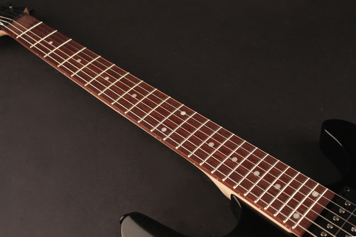 KX100, corps tilleul, manche vissé érable, touche jatoba, 2 micros doubles Powersound, black metallic