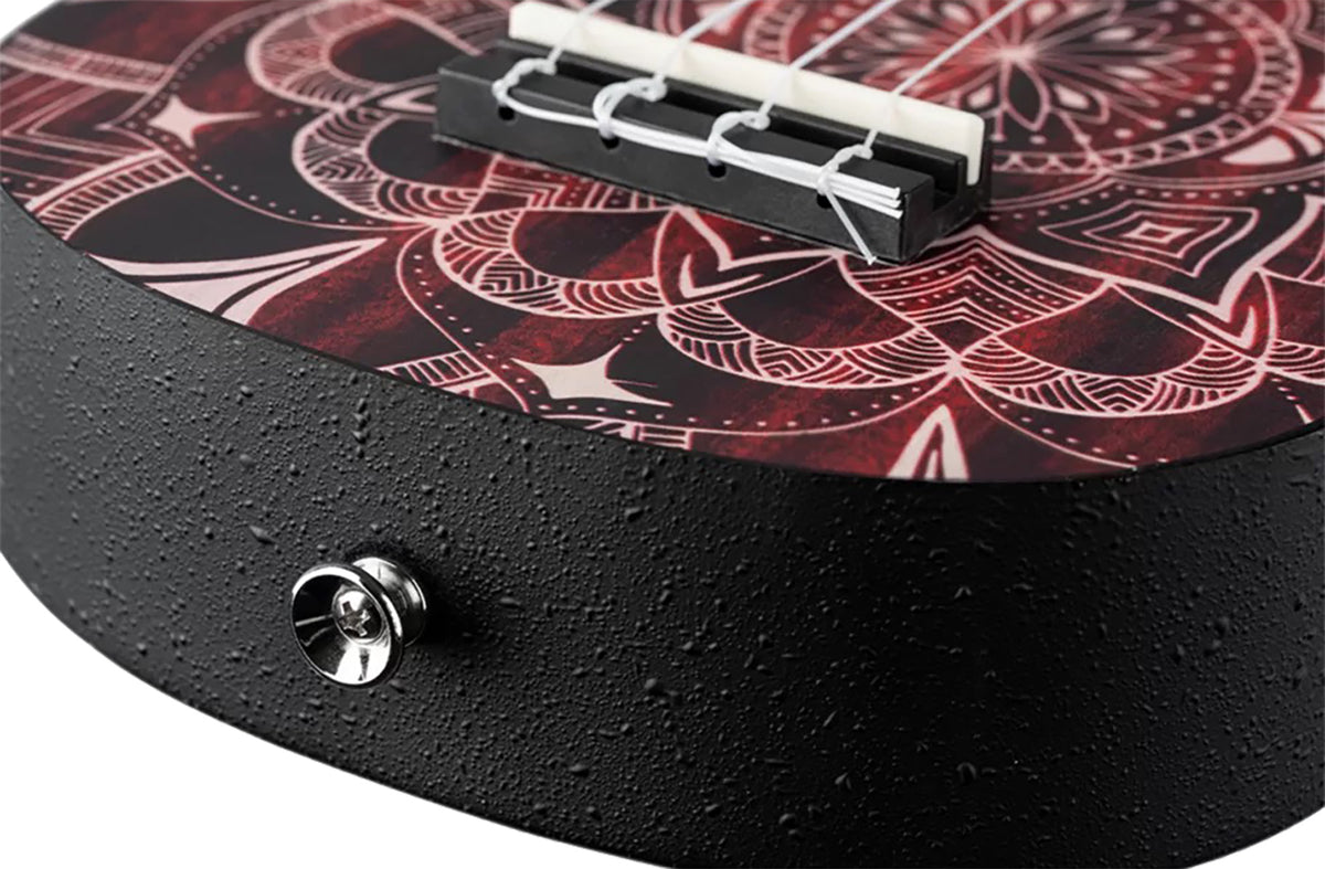 K2SS-RKC, pack ukulélé Soprano Superscale, table agathis design kaléidoscope, corps ABS galbé, accessoires, rouge satiné