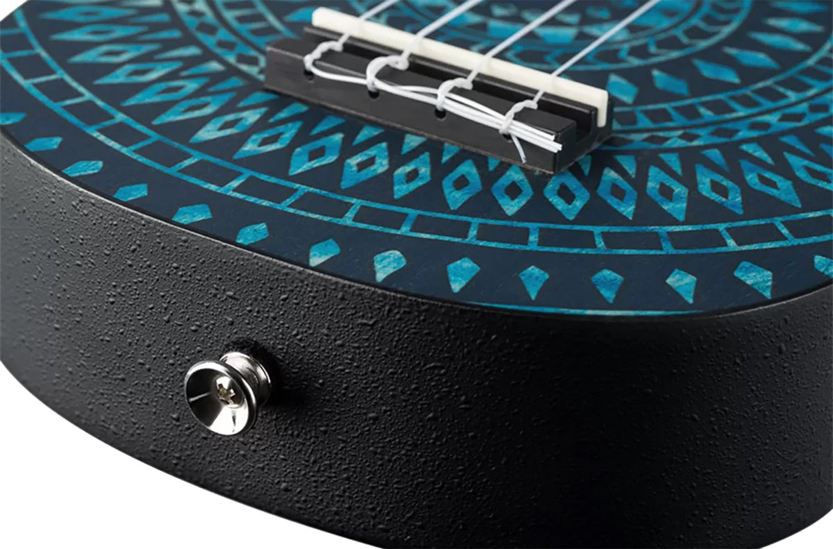 K2SS-BKC, pack ukulélé Soprano Superscale, table agathis design"kaléidoscope", corps ABS galbé, accessoires, bleu satiné