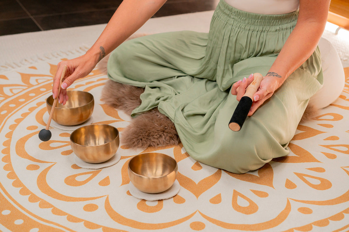 Ensemble de 3 bols tibétains YOGA NIDRA (SBU400, SBU500, SBU600) avec 2 mailloches, housses et cercles de feutre (support)