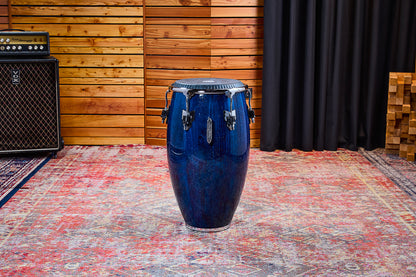 Tumba William 'Kachiro' 12" 1/2, fût pin de Nouvelle-Zélande 3 plis, hauteur 76.2cm, peau cuir de veau noir, cercles SSR 4mm