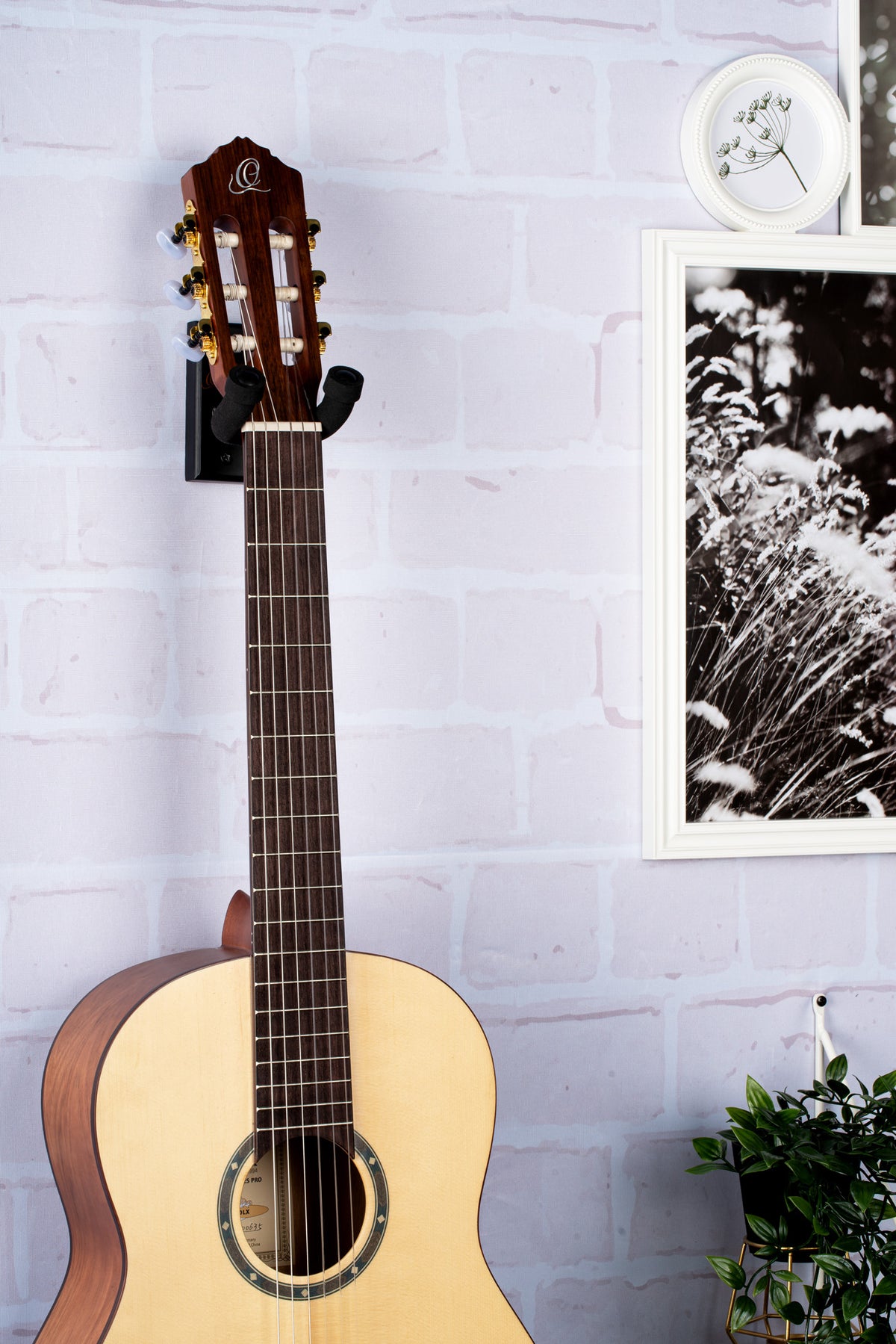 Support mural pour guitare et basse, embase bois, fixation par 2 vis, étrier (largeur: 4.5 cm) recouvert de mousse, noir