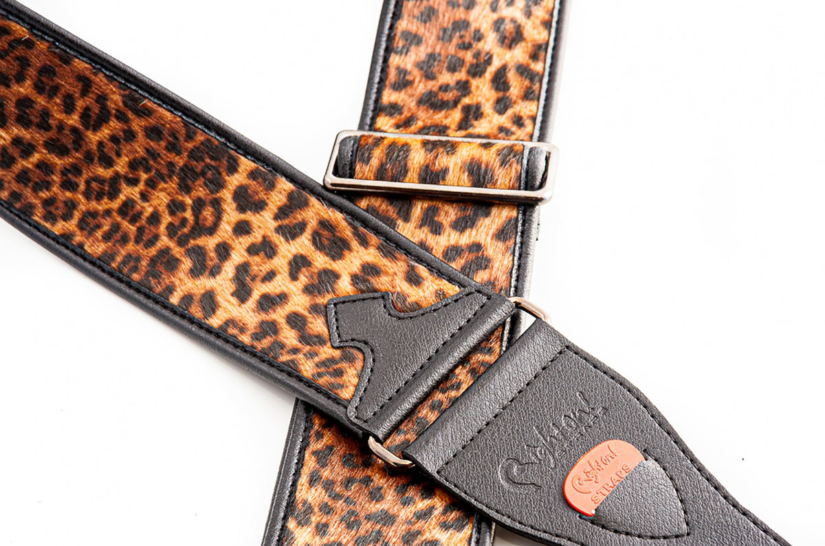 Courroie modèle LEOPARD, synthétique, rembourrée, largeur 6 cm, longueur 95 à 150 cm, porte-médiators intégré, léopard