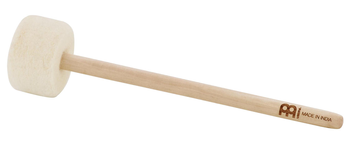 Mailloche en bois, feutre naturel épais, manche court, 21cm. Fabriqué en Inde.