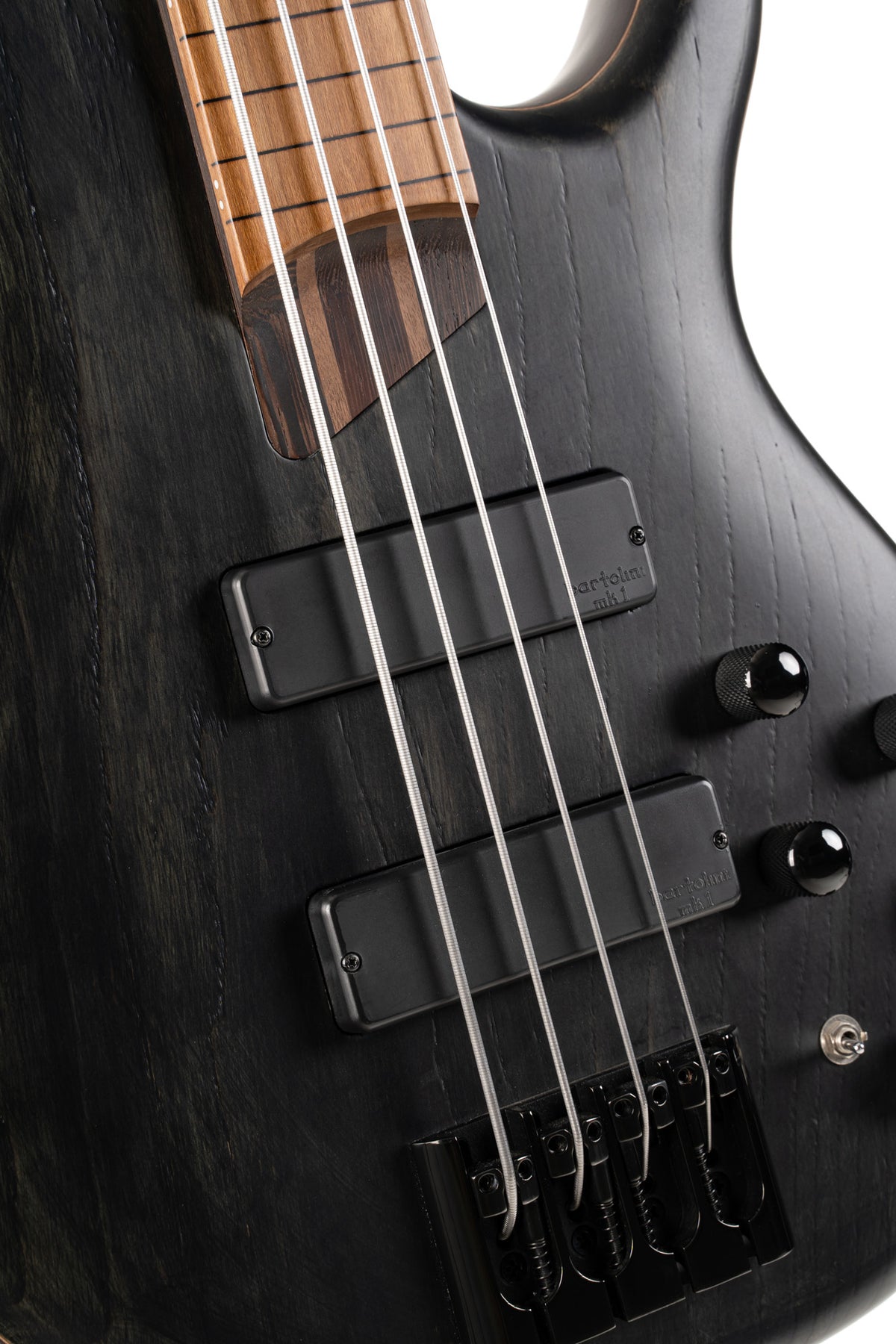B4 Element FL, fretless, corps acajou, table frêne, touche érable torréfié, micros & préampli Bartolini MK-1, noir pores ouverts