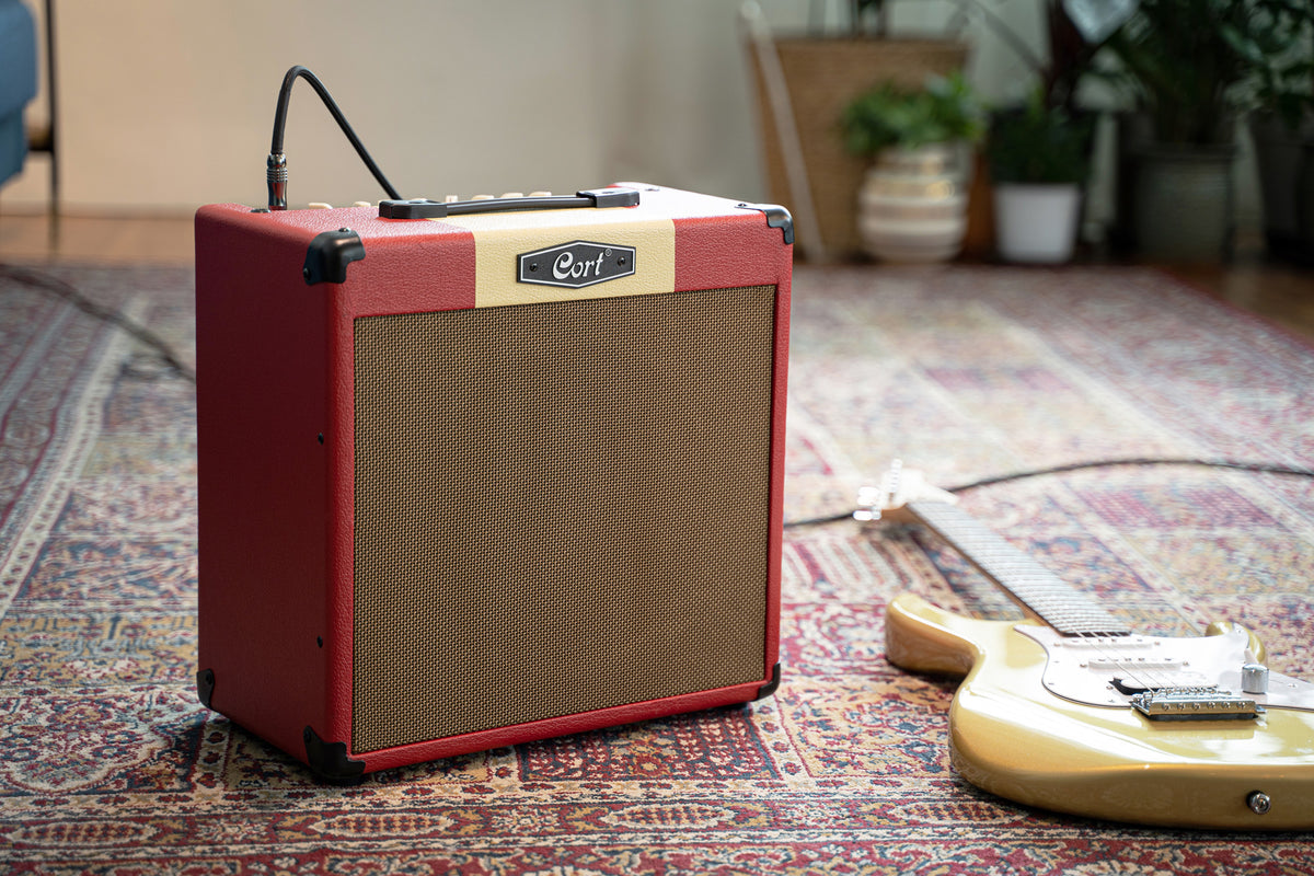 Ampli guitare 30W, 1x 10", 2 canaux, égaliseur 3 bandes, réverb, entrée Bluetooth, entrée CD/MP3 mini-Jack, rouge