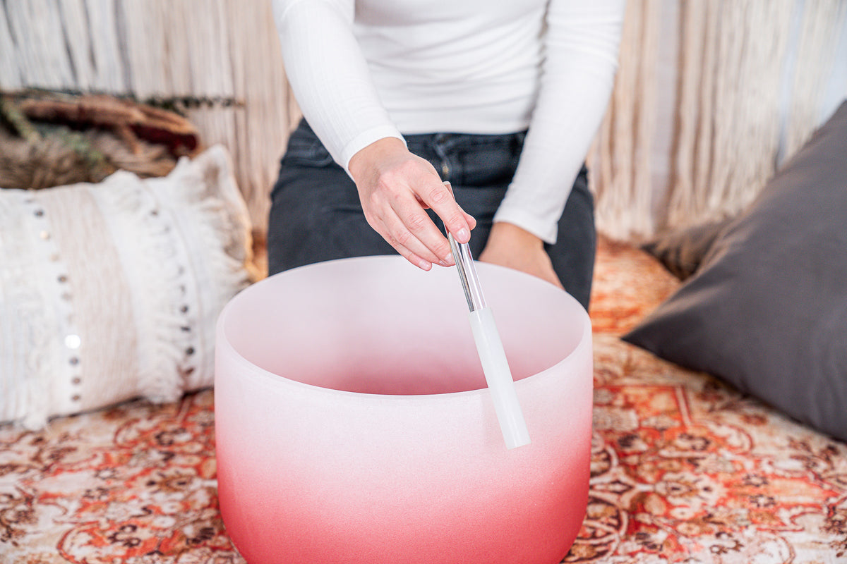 SINGING BOWL SONIC ENERGY CRISTAL 14" red, root chakra, C4 261.63hz, quartz, couleur effet gelé