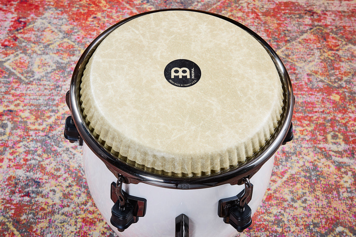 Tumba Roberto Serrano 12"1/2, fût Chêne Siam 3 plis, hauteur 76.2cm, peau Fiberskyn, cercles SSR 4mm.