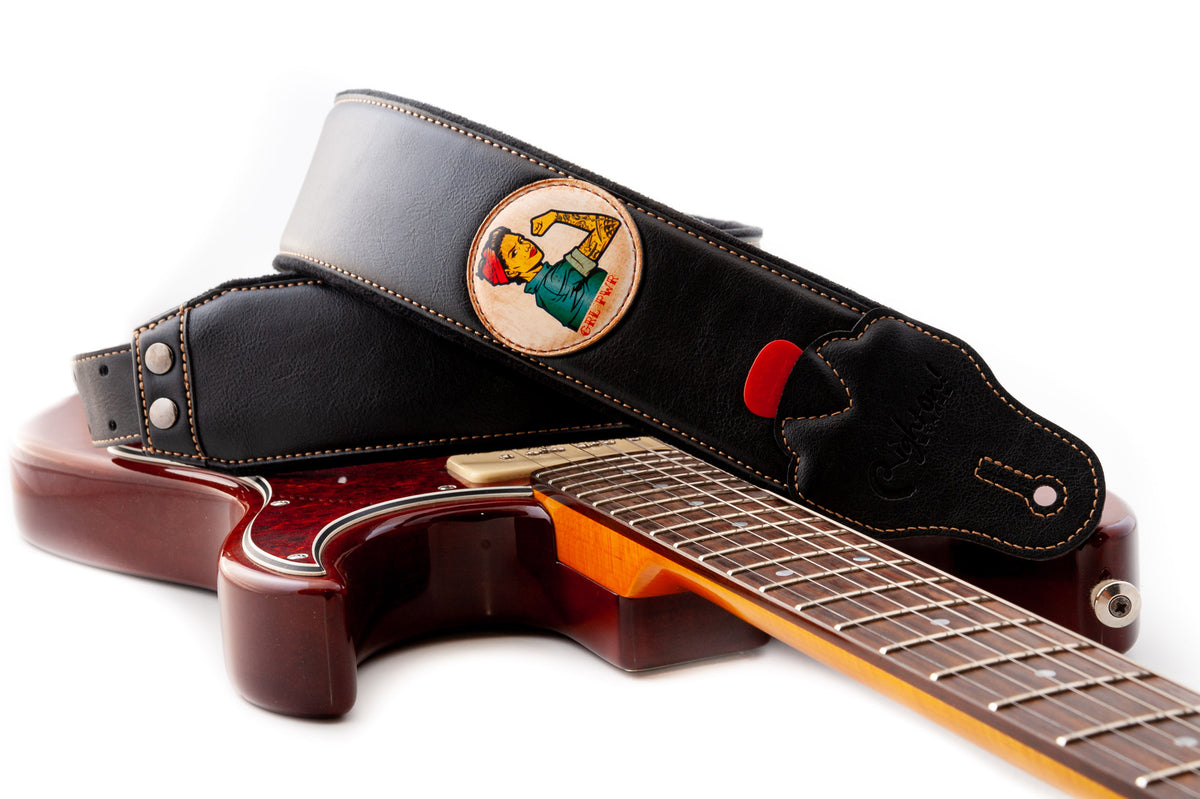 Courroie modèle TATOO PIN-UP, extérieur synthétique, largeur 7 cm, longueur 98 à 153 cm, porte-médiators intégré, noir
