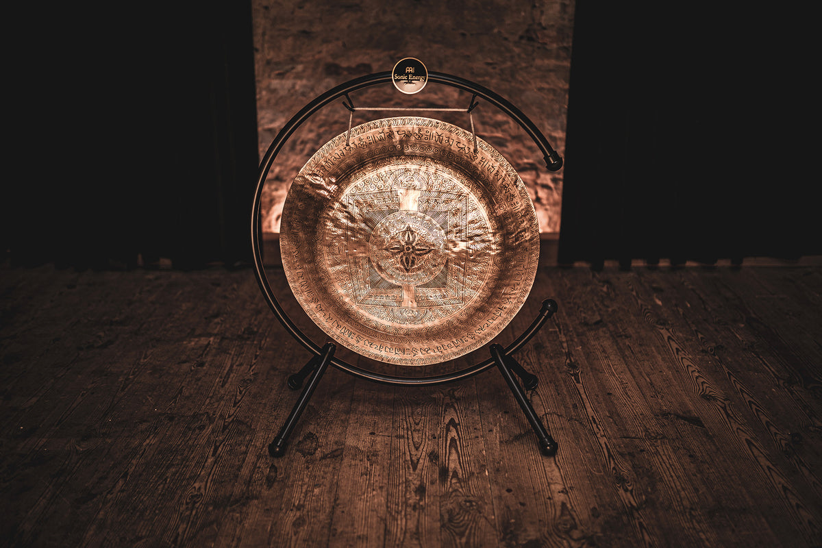 Gong indien 22", gravé à la main, support TMTGS-L inclus.