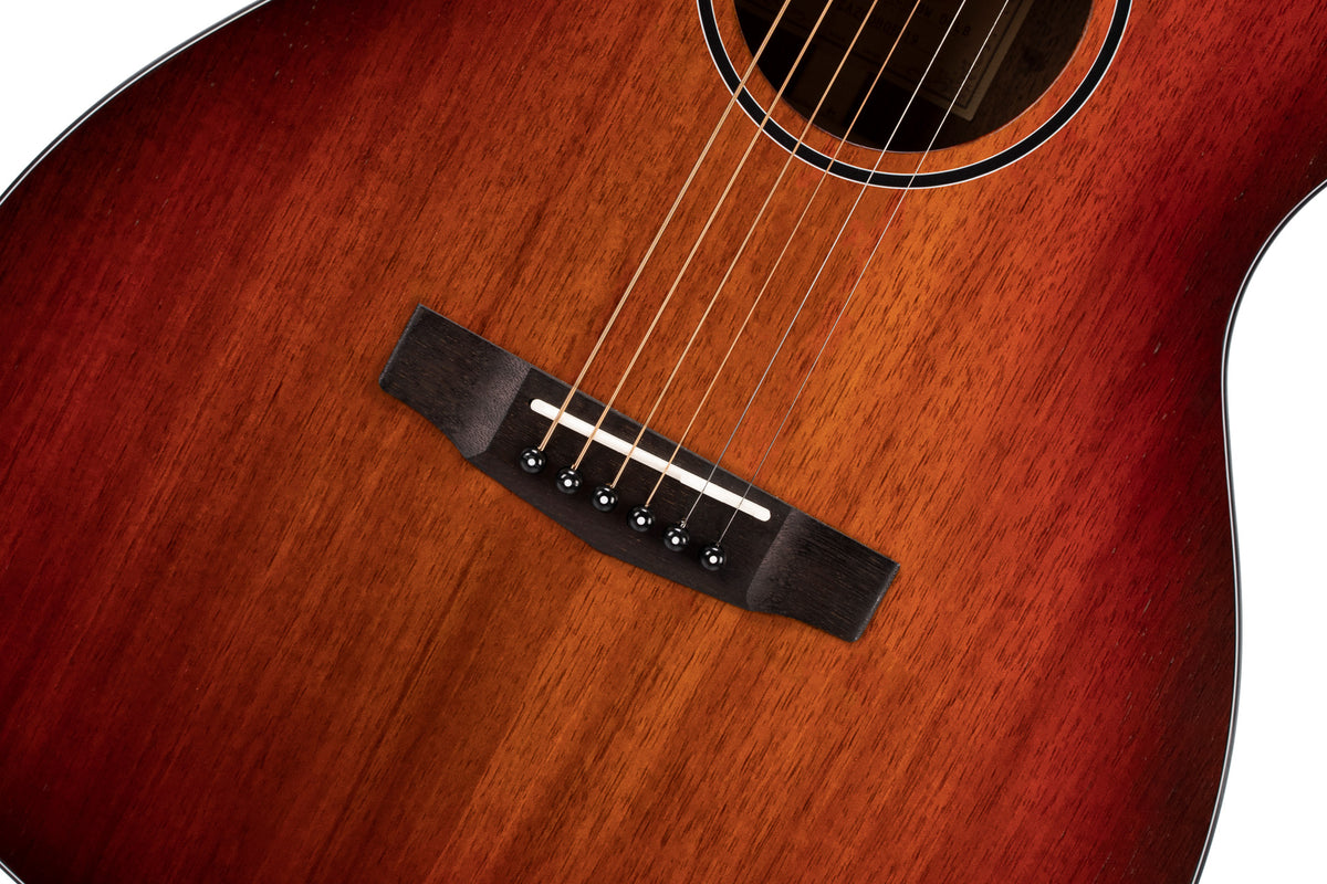 CORE-OC, forme OM, table blackwood massif, f/e blackwood massif, EQ Fishman Sonitone, soft case, light burst pores ouverts