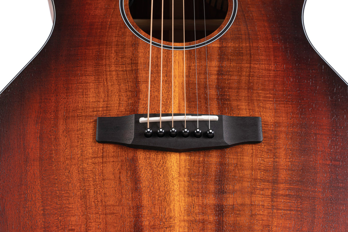 CORE-GA, forme Grand Auditorium, table blackwood massif, f/e blackwood massif, EQ Fishman Sonitone, soft case, light burst
