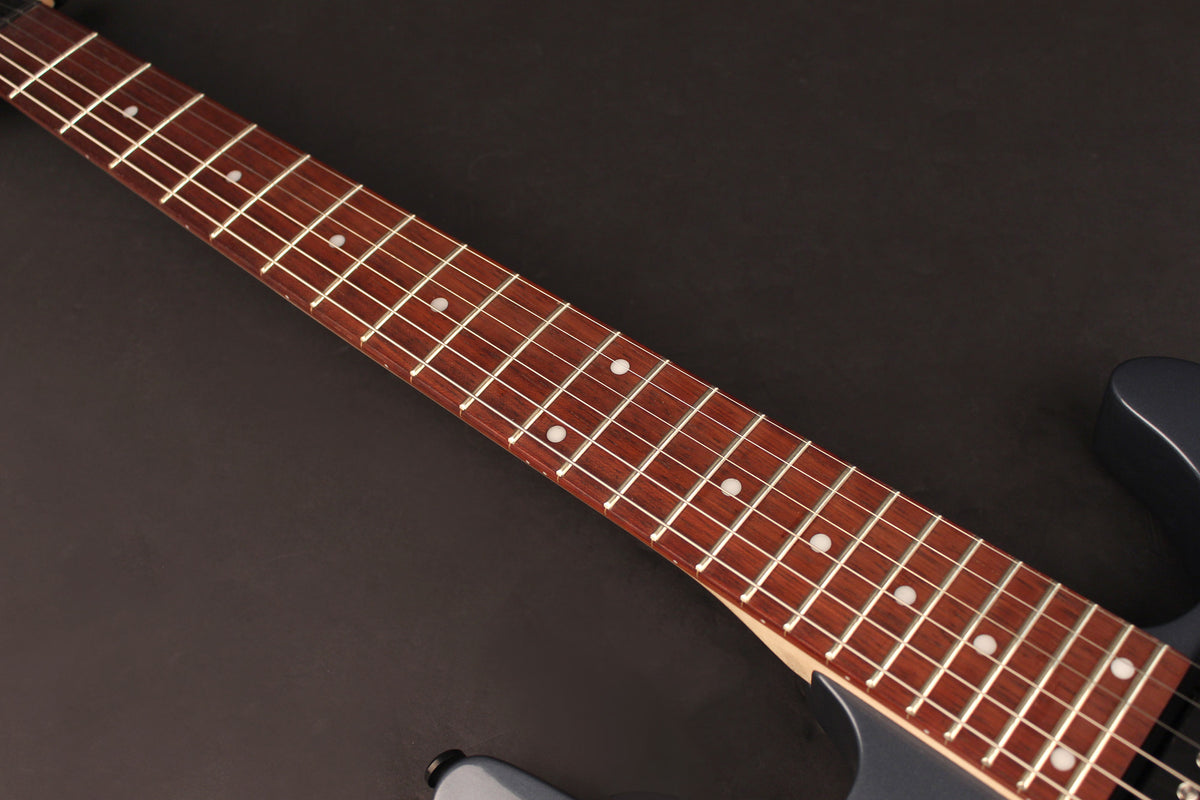 KX100, corps tilleul, manche vissé érable, touche jatoba, 2 micros doubles Powersound, metallic ash