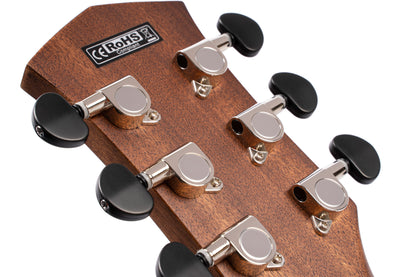 CORE-OC, forme OM, table épicéa massif, f/e acajou massif, sillets os, EQ Fishman Sonitone, soft case, noir pores ouverts