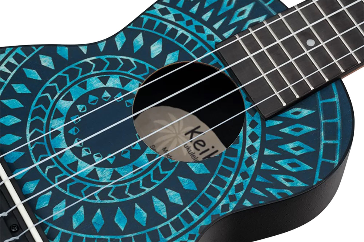 K2SS-BKC, pack ukulélé Soprano Superscale, table agathis design"kaléidoscope", corps ABS galbé, accessoires, bleu satiné